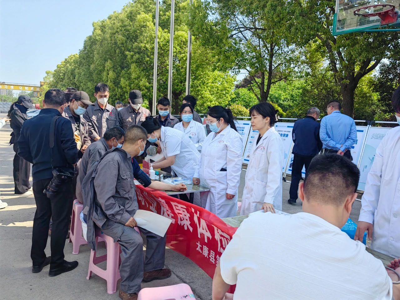 太康县卫生健康单位走进四通锅炉开展健康宣传活动